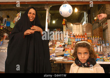 Geschäfte und Straßen von Diwaniyah. Stockfoto