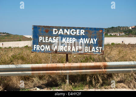 Warnschild am Flughafen Skiathos Griechenland Stockfoto