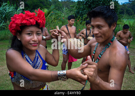 Musik und Tanz im Dorf des Stammes Native Indian Embera, Embera Dorf, Panama. Panama Embera Menschen Indian Village Stockfoto