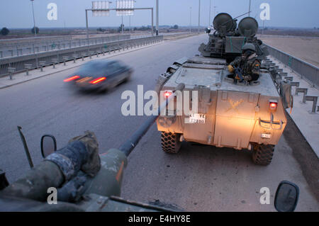 Spanische Truppen patrouillieren die Straßen von Diwaniyah. Stockfoto