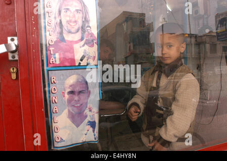 Ein Friseur zentralen Straßen von Diwaniyah. Die besten Fußballspieler schmücken die Fenster, und als Friseur in der Stockfoto