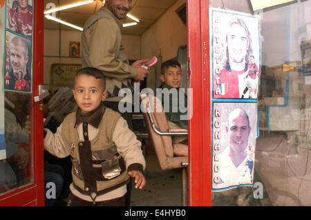 Ein Friseur zentralen Straßen von Diwaniyah. Die besten Fußballspieler schmücken die Fenster, und als Friseur in der Stockfoto