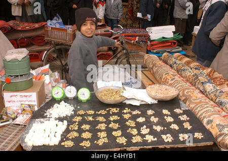 Markt Diwaniyah. Eine Familie kauft mit Ihrem Kind auf den Straßen der Innenstadt. Stockfoto