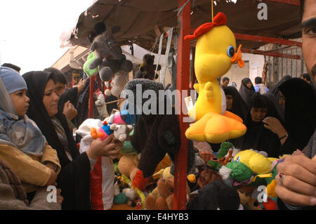 Markt Diwaniyah. Eine Familie kauft mit Ihrem Kind auf den Straßen der Innenstadt. Stockfoto