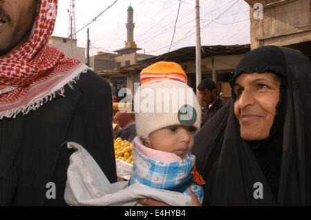 Markt Diwaniyah. Eine Familie kauft mit Ihrem Kind auf den Straßen der Innenstadt. Stockfoto