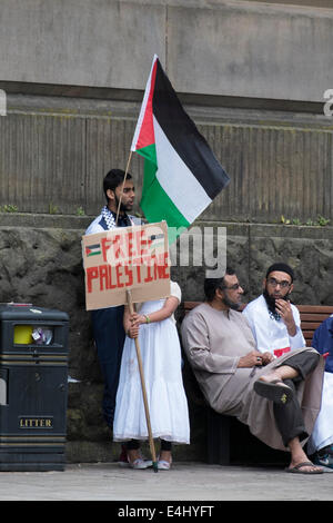 Preston, Lancashire, UK. 12. Juli 2014. Ein friedlicher Protest gegen die anhaltenden militärischen Angriff auf Gaza ist im Stadtzentrum von Preston gehalten worden. Das Ereignis, das Hunderte von Menschen, der Stadt Flagge Markt angezogen wurde von Preston Grundlage Nächstenliebe, Kinder des Ghettos organisiert. Die Nächstenliebe fordern die internationale Gemeinschaft eingreifen und das Gemetzel und die kollektive Bestrafung der palästinensischen Bevölkerung zu beenden. Bildnachweis: Paul Melling/Alamy Live-Nachrichten Stockfoto