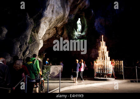 Statue der Jungfrau Maria in der Grotte von Lourdes Stockfoto