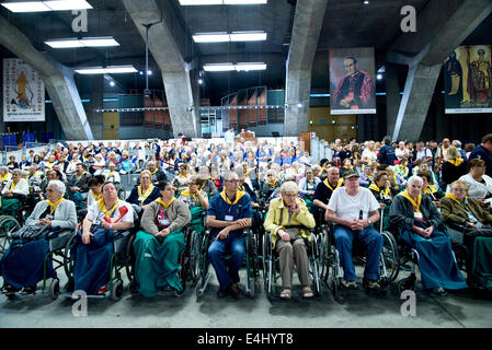 Sonntag internationale Messe in der Basilika St. Pius X. in Lourdes Stockfoto