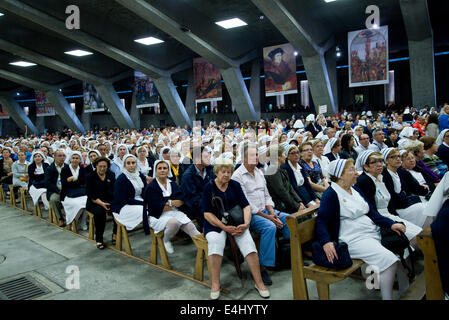 Sonntag internationale Messe in der Basilika St. Pius X. in Lourdes Stockfoto