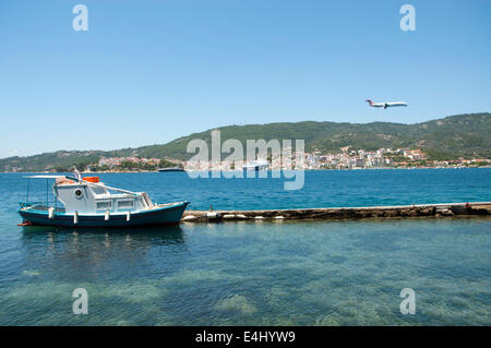 Das Flugzeug landet auf dem Flughafen Skiathos Griechenland Stockfoto