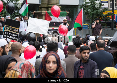 Preston, Lancashire, UK. 12. Juli 2014. Ein friedlicher Protest gegen die anhaltenden militärischen Angriff auf Gaza ist im Stadtzentrum von Preston gehalten worden. Das Ereignis, das Hunderte von Menschen, der Stadt Flagge Markt angezogen wurde von Preston Grundlage Nächstenliebe, Kinder des Ghettos organisiert. Die Nächstenliebe fordern die internationale Gemeinschaft eingreifen und das Gemetzel und die kollektive Bestrafung der palästinensischen Bevölkerung zu beenden. Bildnachweis: Paul Melling/Alamy Live-Nachrichten Stockfoto