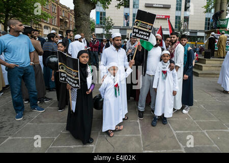 Preston, Lancashire, UK. 12. Juli 2014. Ein friedlicher Protest gegen die anhaltenden militärischen Angriff auf Gaza ist im Stadtzentrum von Preston gehalten worden. Das Ereignis, das Hunderte von Menschen, der Stadt Flagge Markt angezogen wurde von Preston Grundlage Nächstenliebe, Kinder des Ghettos organisiert. Die Nächstenliebe fordern die internationale Gemeinschaft eingreifen und das Gemetzel und die kollektive Bestrafung der palästinensischen Bevölkerung zu beenden. Bildnachweis: Paul Melling/Alamy Live-Nachrichten Stockfoto