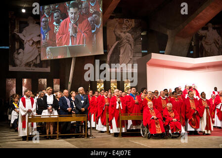 Sonntag internationale Messe in der Basilika St. Pius X. in Lourdes Stockfoto
