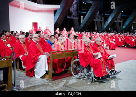 Sonntag internationale Messe in der Basilika St. Pius X. in Lourdes Stockfoto