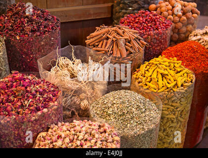Bunte Gewürze auf den traditionellen arabischen Souk (Markt) in Dubai Stockfoto