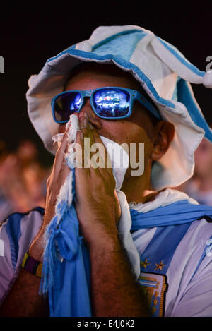 Brasilien WM 2014, FIFA Fan Fest die Copacabana, Rio De Janeiro. Fans sehen Halbfinalspiel argentinischen X Niederlande. Stockfoto