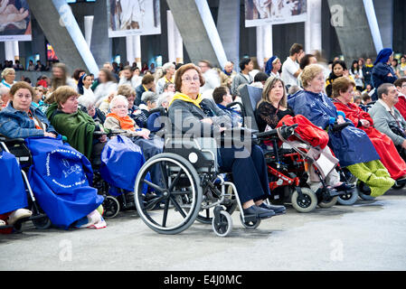 Sonntag internationale Messe in der Basilika St. Pius X. in Lourdes Stockfoto