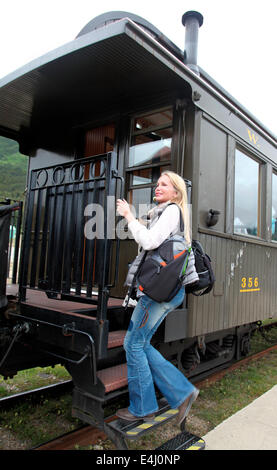 Passenger boarding der White Pass and Yukon Railway auf dem Weg zum Klondike Stockfoto