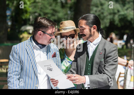 Bedford Square, Bloomsbury, London, 19. April 2014. Chaps genießen, sich an den 10. Jahrestag der Chaps Olympiade. Fotograf; Gordon Scammell/Alamy leben Nachrichten Stockfoto