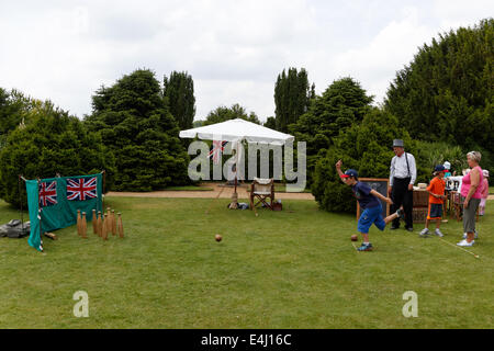 Ein Junge spielt Kegeln auf der South Lawn von Hughenden Manor während einer viktorianischen thematische Veranstaltung Stockfoto