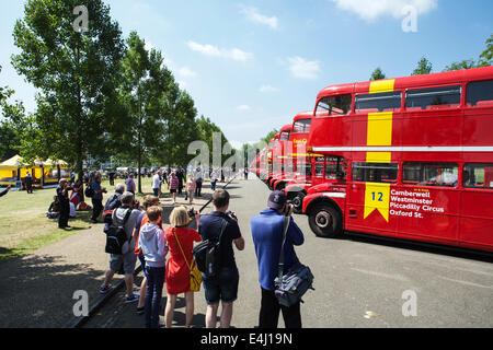 London, UK. 12. Juli 2014. Die Routemaster Bus Festival in Finsbury Park (Nord-London), anlässlich des 60. Jahrestages der ersten Routemaster, RMI, auf dem kommerziellen Autosalon im September 1954 zu enthüllen. Erfassung von Geschichte - Bus Fotografen Credit: Alamy Live News Stockfoto