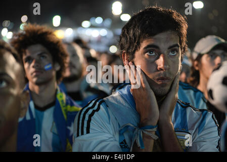 Brasilien WM 2014, FIFA Fan Fest die Copacabana, Rio De Janeiro. Fans sehen Halbfinalspiel argentinischen X Niederlande. Stockfoto