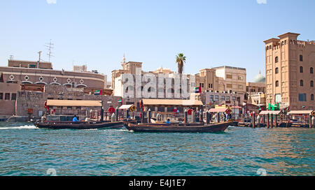 Traditionellen Dhau-Fähren auf dem Dubai creek Stockfoto