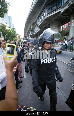 Straßenproteste zwischen pro-Thaksin "Red Shirt" Demonstranten und Royalist 'gelbes Shirt"Demonstranten in 2010. Stockfoto