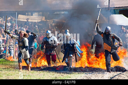 HINWIL, Schweiz - 18 Mai: Unbekannten Männern in Ritterrüstung laufen Trog das Feuer bei Turnier-Rekonstruktion in der Nähe von Kyb Stockfoto