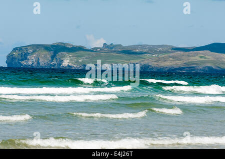 Blick über das Meer in Richtung Horn Head, Donegal, Irland. Stockfoto