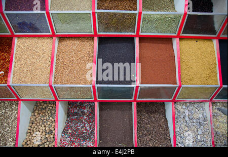 Bunte Gewürze auf den traditionellen arabischen Souk (Markt) in Dubai Stockfoto