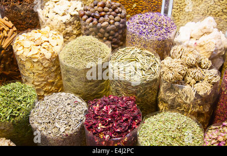 Bunte Gewürze auf den traditionellen arabischen Souk (Markt) in Dubai Stockfoto