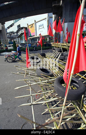 Straßenproteste zwischen pro-Thaksin "Red Shirt" Demonstranten und Royalist 'gelbes Shirt"Demonstranten in 2010. Stockfoto