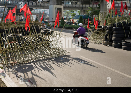 Straßenproteste zwischen pro-Thaksin "Red Shirt" Demonstranten und Royalist 'gelbes Shirt"Demonstranten in 2010. Stockfoto