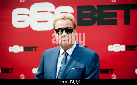 Newmarket, Großbritannien. 12. Juli 2014. Juli Cup Tag Newmarket Juli Kurs Harry Redknapp Manager von Queens Park Rangers Football Club in Newmarket, sein Pferd Moviesta in The Darley Juli Cup laufen zu sehen. Bildnachweis: Mark Westley/Alamy Live-Nachrichten Stockfoto