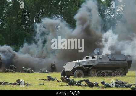 Moscow Region, Nelidovo Village, Russland. 12. Juli 2014. Die Inszenierung der Schlacht während des Festivals namens '' The Battlefield". Es ist ein einzigartiges Festival, zur Erhaltung und angemessene Präsentation der Militärgeschichte von Russland und anderen Ländern. Während der Festival-Events sind entworfen, um das Kunststück des Sowjetvolkes im großen Vaterländischen Krieg Kredit zeigen: Anna Sergeeva/ZUMA Draht/Alamy Live News Stockfoto