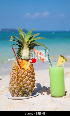 Ananas cocktail am weißen Sandstrand Stockfoto