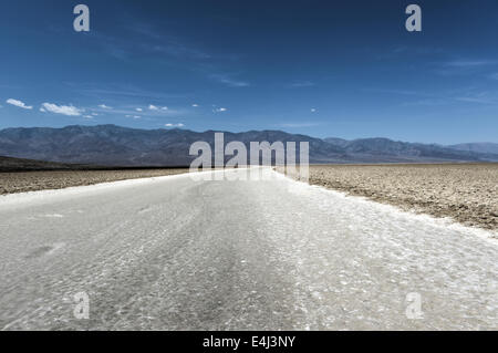 Badwater Punkt, Death Valley, USA. Salzstraße mitten in der Wüste. Einer der heißesten Orte auf dem Planeten. Stockfoto