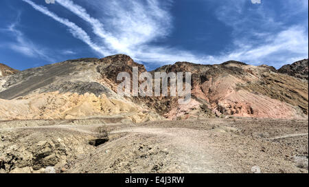 Die bunten Hänge des Künstler-Palette im Death Valley in Kalifornien. Verschiedene mineralische Pigmente haben die vulkanische Ablagerung gefärbt. Stockfoto