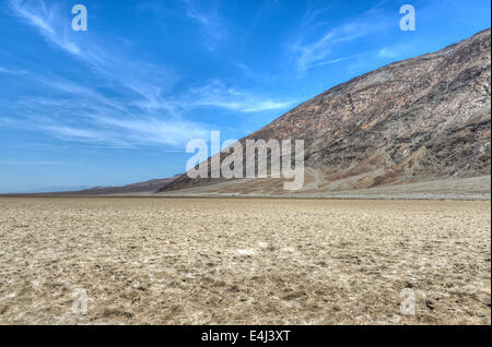 Badwater Punkt, Death Valley, USA. Einer der heißesten Orte auf dem Planeten. Für den bitteren Geschmack des Wassers bekannt. Stockfoto