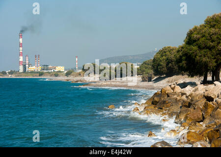 Griechenland, Rhodos, Soroni, Küste Mit Blick Auf Das Kraftwerk Stockfoto