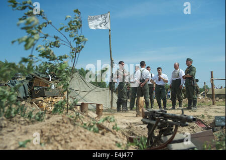 Moscow Region, Nelidovo Village, Russland. 12. Juli 2014. Die Inszenierung des Militärlagers während des Festivals namens '' The Battlefield". Es ist ein einzigartiges Festival, zur Erhaltung und angemessene Präsentation der Militärgeschichte von Russland und anderen Ländern. Während der Festival-Events sind entworfen, um das Kunststück des Sowjetvolkes im großen Vaterländischen Krieg Kredit zeigen: Anna Sergeeva/ZUMA Draht/Alamy Live News Stockfoto