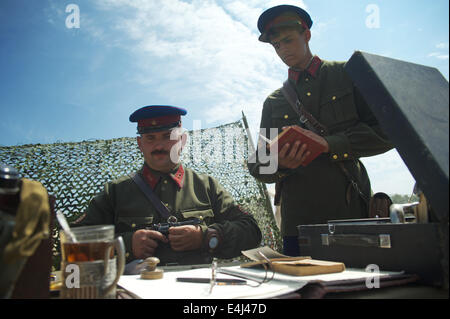 Moscow Region, Nelidovo Village, Russland. 12. Juli 2014. Die Inszenierung des Militärlagers während des Festivals namens '' The Battlefield". Es ist ein einzigartiges Festival, zur Erhaltung und angemessene Präsentation der Militärgeschichte von Russland und anderen Ländern. Während der Festival-Events sind entworfen, um das Kunststück des Sowjetvolkes im großen Vaterländischen Krieg Kredit zeigen: Anna Sergeeva/ZUMA Draht/Alamy Live News Stockfoto