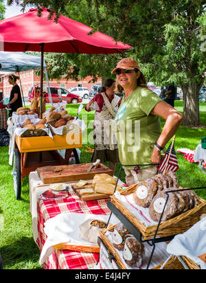 Anbieter verkaufen frisch gebackene Breat auf saisonale Bauernmarkt im kleinen Bergdorf Stadt Salida, Colorado, USA Stockfoto