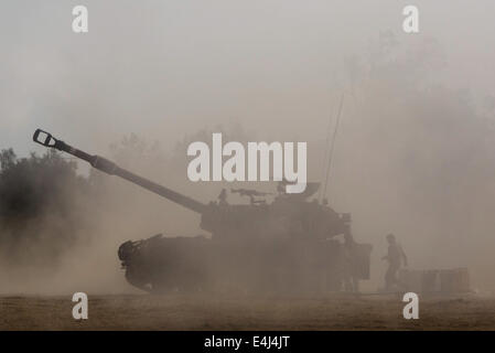 Gaza-Grenze. 13. Juli 2014. Eine israelische 155mm M109 Dores Panzerhaubitze im Süden Israels nahe der Grenze zu Gaza, am fünften Tag der Operation in der Brandung, 12. Juli 2014 befindet sich auf. Israel hat nicht die Absicht, die Luftangriffe auf Gaza in den kommenden Tagen zu stoppen, israelische Verteidigungsminister Moshe Ya'alon sagte Army Radio am Samstag, als der internationale Druck auf einen Waffenstillstand auszuhandeln, in dem Konflikt sammeln Tempo. Bildnachweis: Xinhua/Alamy Live-Nachrichten Stockfoto