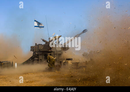 Gaza-Grenze. 13. Juli 2014. Israelische Soldaten auf einem 155mm M109 Dores Panzerhaubitze Feuer eine Shell in Richtung Gaza an einer Position im Süden Israels nahe der Grenze zu Gaza, am fünften Tag der Operation in der Brandung, auf 12. Juli 2014. Israel hat nicht die Absicht, die Luftangriffe auf Gaza in den kommenden Tagen zu stoppen, israelische Verteidigungsminister Moshe Ya'alon sagte Army Radio am Samstag, als der internationale Druck auf einen Waffenstillstand auszuhandeln, in dem Konflikt sammeln Tempo. Bildnachweis: Xinhua/Alamy Live-Nachrichten Stockfoto