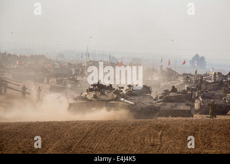 Gaza-Grenze. 13. Juli 2014. Israelische Soldaten arbeiten auf ihre Merkava-Kampfpanzer in einem Armee-Bereitstellung-Gebiet im Süden Israels nahe der Grenze zu Gaza, am fünften Tag der Operation in der Brandung, 12. Juli 2014. Israel hat nicht die Absicht, die Luftangriffe auf Gaza in den kommenden Tagen zu stoppen, israelische Verteidigungsminister Moshe Ya'alon sagte Army Radio am Samstag, als der internationale Druck auf einen Waffenstillstand auszuhandeln, in dem Konflikt sammeln Tempo. Bildnachweis: Xinhua/Alamy Live-Nachrichten Stockfoto