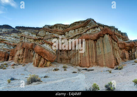 Red Rock Canyon State Park in Kern County, Kalifornien, USA mit malerischen einsamen Klippen, Buttes & spektakuläre Felsformationen. Stockfoto