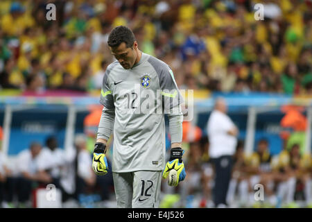 Brasilia, Brasilien. 12. Juli 2014. Der brasilianische Torhüter Julio Cesar reagiert während der dritten Platz Play-off-Spiel zwischen Brasilien und Niederlande 2014 FIFA World Cup im Stadion Estadio Nacional in Brasilia, Brasilien, am 12. Juli 2014. Bildnachweis: Yang Lei/Xinhua/Alamy Live-Nachrichten Stockfoto