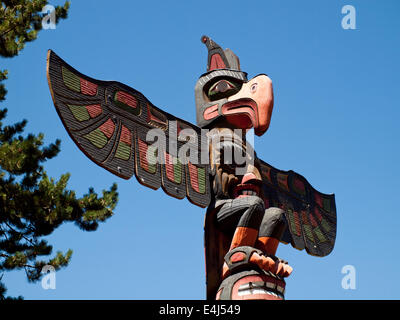 Ein Kwakwa̱ka̱'Wakw (Kwakiutl) Ehren Totempfahl im Thunderbird Park in Victoria, British Columbia, Kanada. Stockfoto